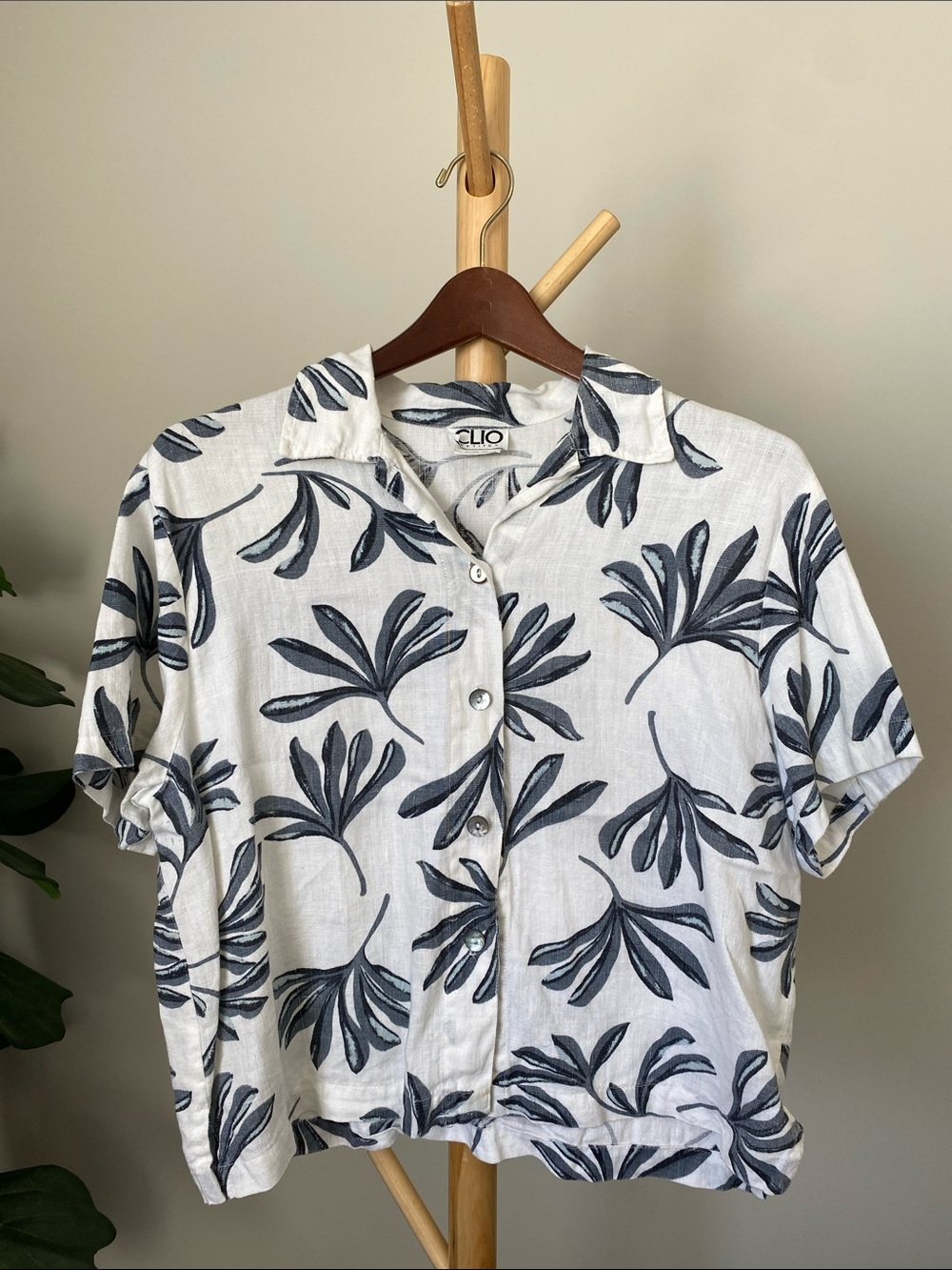 100% Linen Clio White Short-Sleeve Button Shirt with Leaf Print